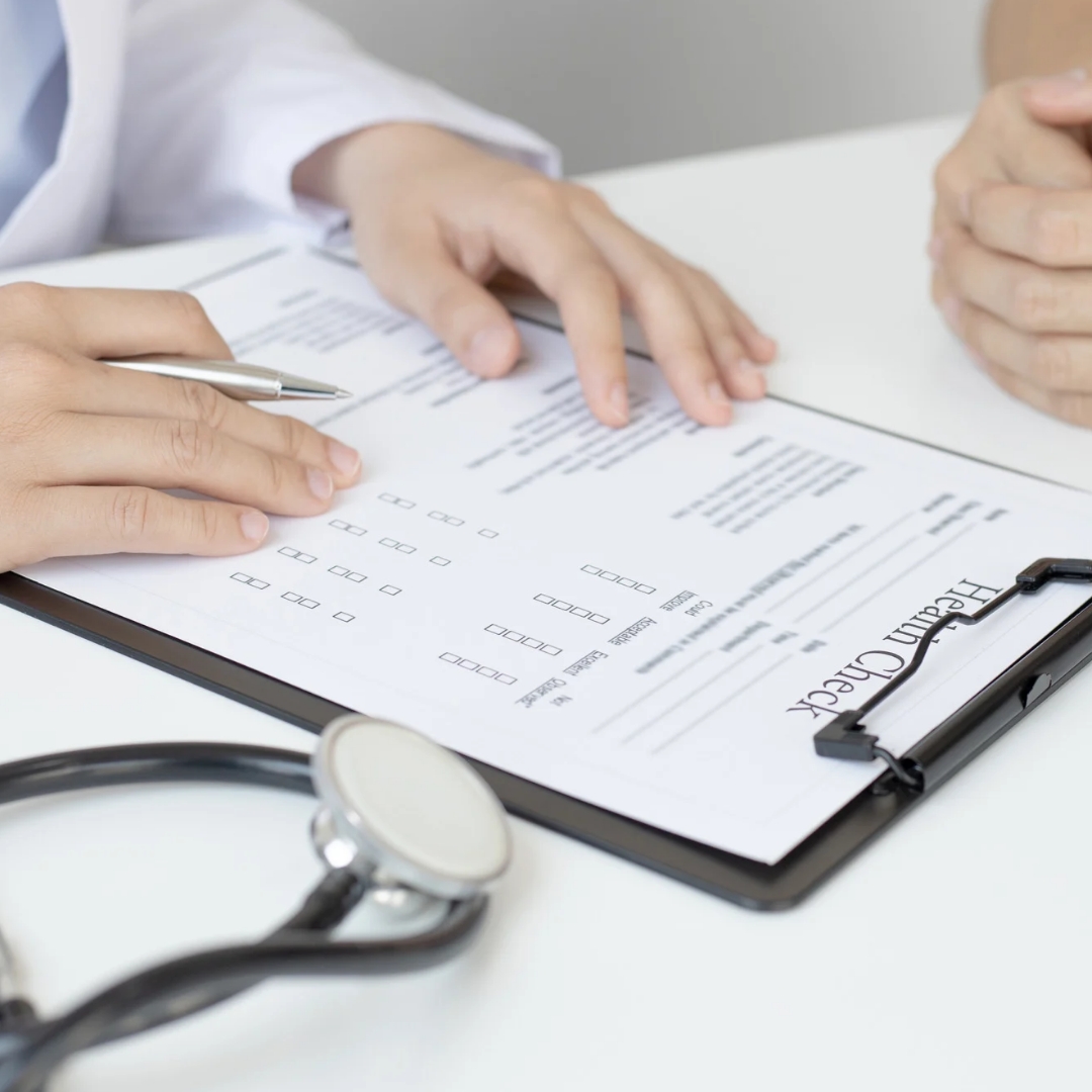 Médico realizando una consulta a domicilio en Santiago